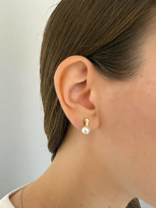 Comprar Pendientes originales de la firma TOUS realizados en oro amarillo de 18kt con la silueta de niña sobre perla cultivadas. Disponen de cierre tipo presión.