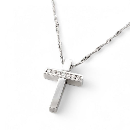 Collar realizado en oro blanco de 18kt compuesto por cadena y cruz con 7 diamantes talla brillante. Cierre tipo mosquetón. Joyería Compro Oro Barcelona.