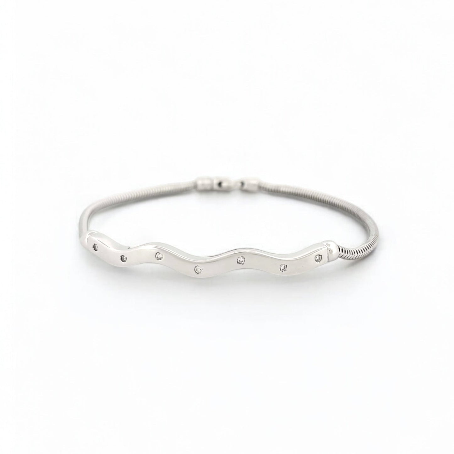 Pulsera semirrígida de oro blanco de 18kt con cadena tipo serpiente y placa irregular con 7 diamantes integrados. Esta pulsera dispone de cierre tipo mosquetón. Cierre de cajón. Compro Oro al mejor precio, joyería segunda mano Barcelona, diseño y transformación de joyas.