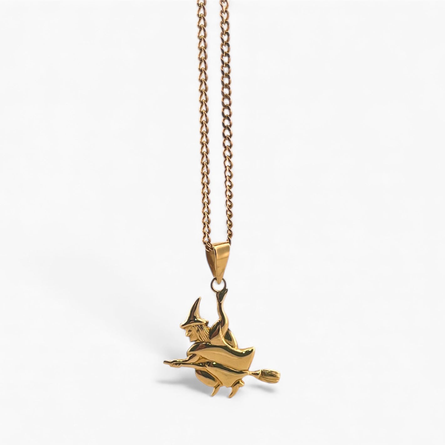 Comprar colgante medalla de bruja realizada en oro amarillo de 18kt. Joyería Ian'Or. Joyas de segunda mano. Joyas restauradas. Colgantes baratos. Envío gratis.