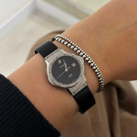 Reloj mujer de la firma Hublot realizado en caucho negro y acero, esfera negra de 28mm con cristal de zafiro y sin cifras. Correa de caucho negro con cierre desplegable doble.
Este precioso reloj está sin estrenar, no incluye caja.
Marca: Hublot
Material: Acero y correa de caucho negro
Modelo: Classic
Año de fabricación: 2000 aprox.
Diámetro: 28mm
Cristal: Cristal de zafiro
Esfera: Negra
Esfera con números: Sin cifras
Material de la pulsera: Caucho
Cierre: Cierre desplegable doble
Material del cierre: Acer