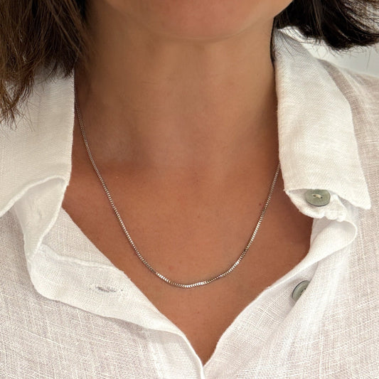 Comprar cadena tipo veneciana en oro blanco de 18kt de 51cm de largo y cierre tipo mosquetón. Cadenas con envío gratis. Joyería Ian'Or.