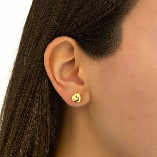 Pendientes originales de la firma Tiffany & Co de la colección Bean de Elsa Peretti realizado en oro amarillo de 18kt con cierre de presión. Joyas marca segunda mano.