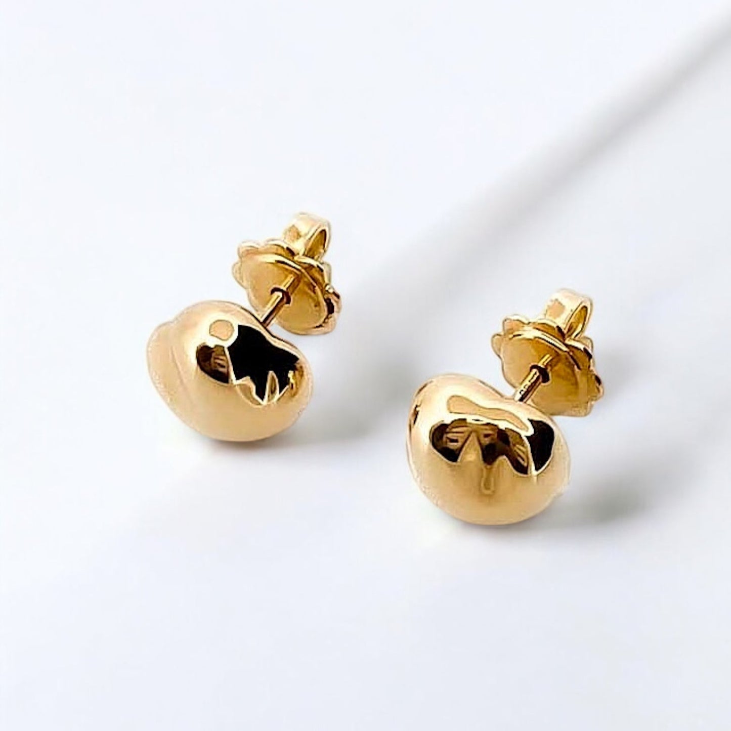 Pendientes originales de la firma Tiffany & Co de la colección Bean de Elsa Peretti realizado en oro amarillo de 18kt con cierre de presión. Joyas marca segunda mano.