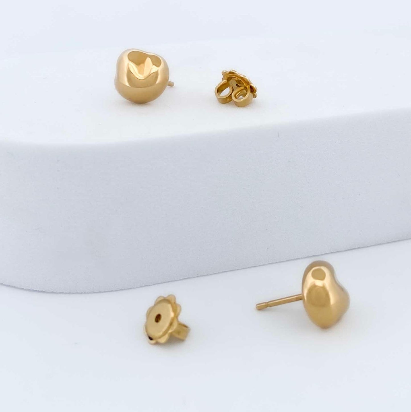 Pendientes originales de la firma Tiffany & Co de la colección Bean de Elsa Peretti realizado en oro amarillo de 18kt con cierre de presión. Joyas marca segunda mano.