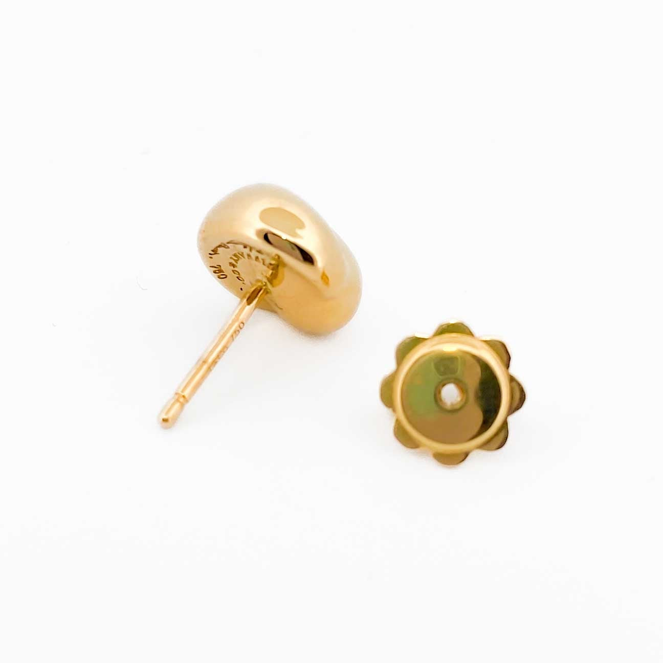 Pendientes originales de la firma Tiffany & Co de la colección Bean de Elsa Peretti realizado en oro amarillo de 18kt con cierre de presión. Joyas marca segunda mano.