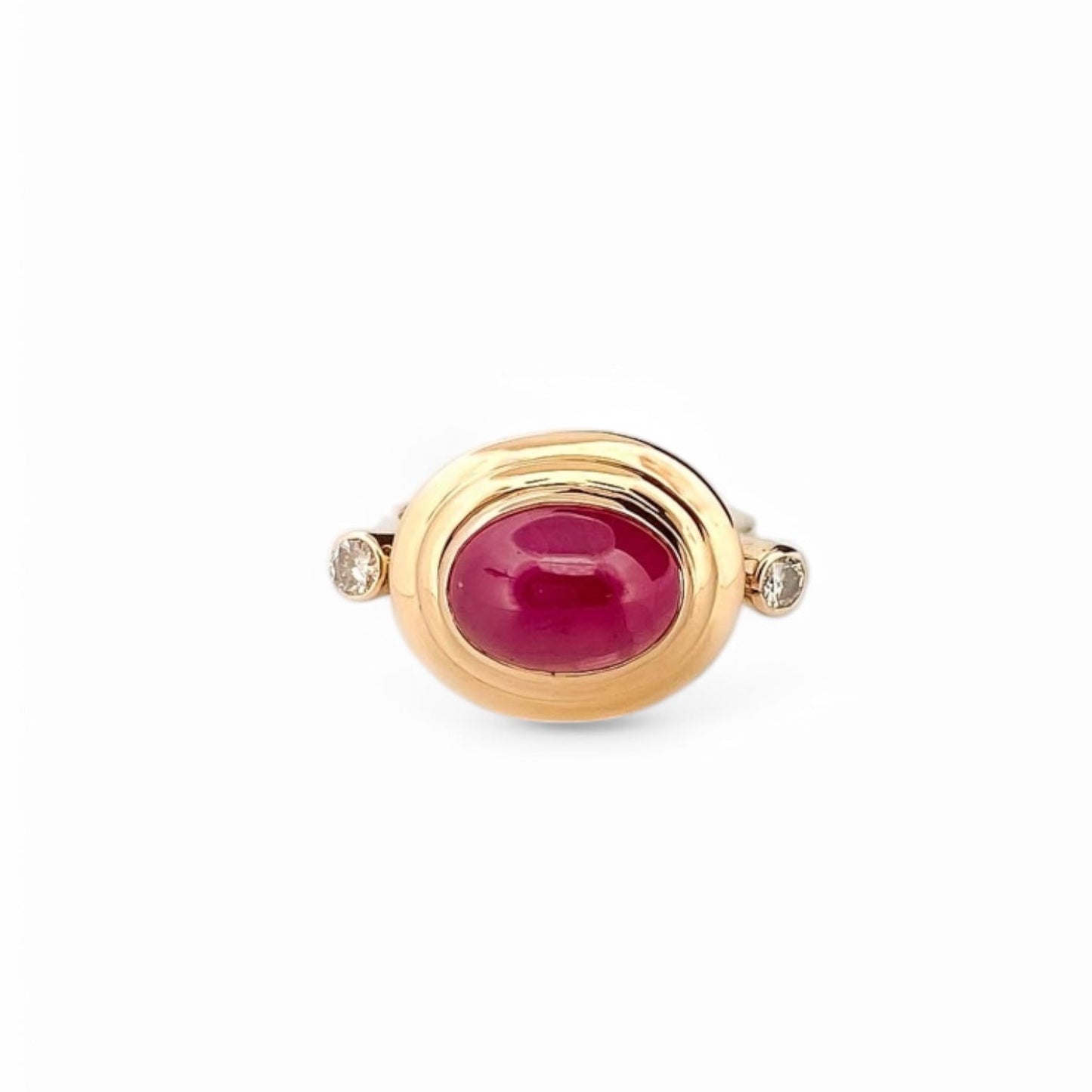 Anillo realizado en oro amarillo de 18kt con piedra central en color vino y dos diamantes. Joyas de segunda mano baratas en Barcelona. Envío gratis.