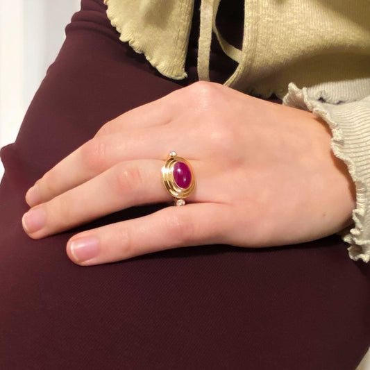 Anillo realizado en oro amarillo de 18kt con piedra central en color vino y dos diamantes. Joyas de segunda mano baratas en Barcelona. Envío gratis.