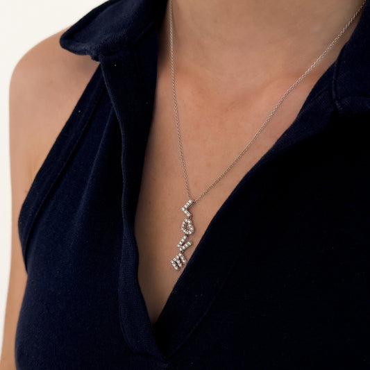 Comprar collar en oro blanco de 18kt compuesto por cadena y colgante LOVE con 34 diamantes talla brillante. Cierre tipo mosquetón. Joyería Compro Oro Barcelona.