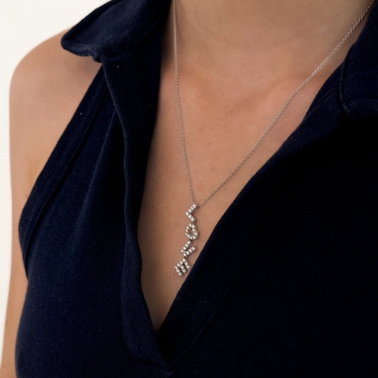 Comprar collar en oro blanco de 18kt compuesto por cadena y colgante LOVE con 34 diamantes talla brillante. Cierre tipo mosquetón. Joyería Compro Oro Barcelona.