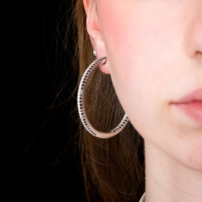Pendientes de Aro realizados en oro blanco de 4cm de diámetro interior y cierre por presión. Joyas de segunda mano. Envío gratis. Joyas con diamantes baratas.