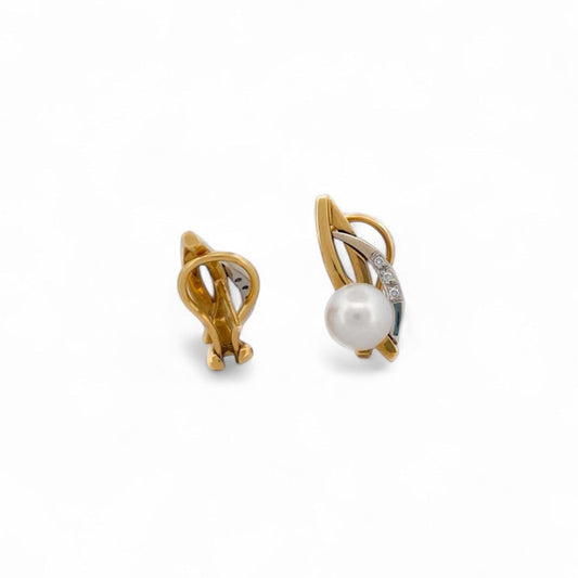 Comprar pendientes realizados en oro amarillo y oro blanco de 18k con una perla y 3 diamantes en cada pendiente. Joyería Ian'Or Barcelona. Envío gratis.