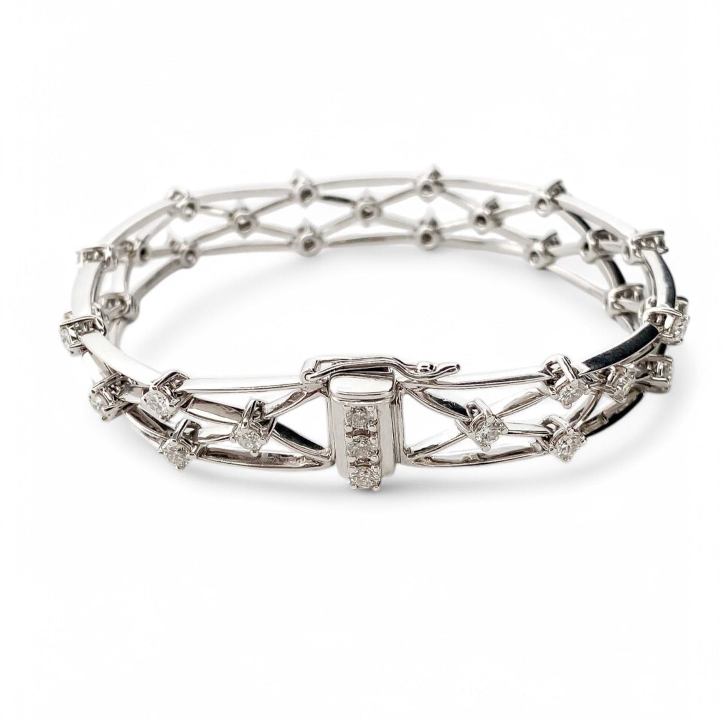 Comprar pulsera con formas geométricas realizada en oro blanco de 18kt con diamantes talla brillante. Joyas con diamantes baratas en Barcelona. Envío gratis.