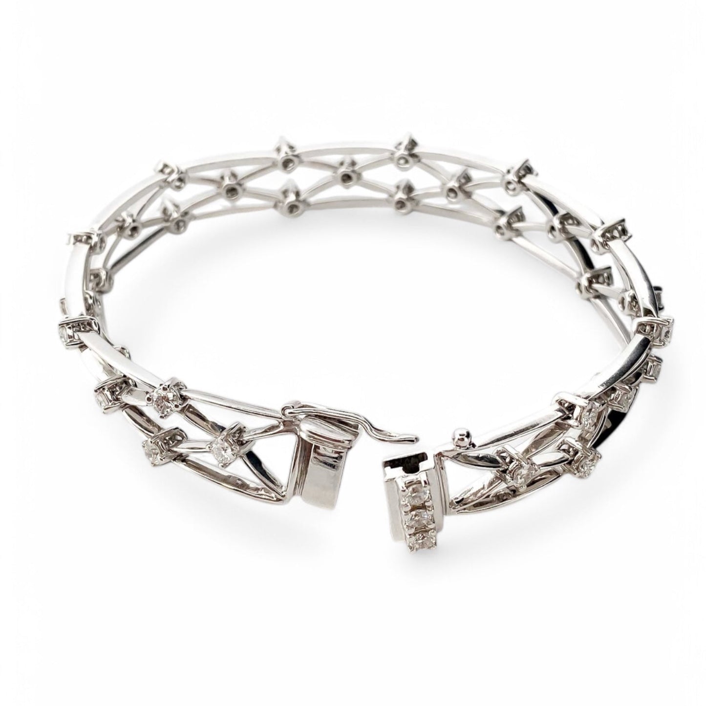 Comprar pulsera con formas geométricas realizada en oro blanco de 18kt con diamantes talla brillante. Joyas con diamantes baratas en Barcelona. Envío gratis.