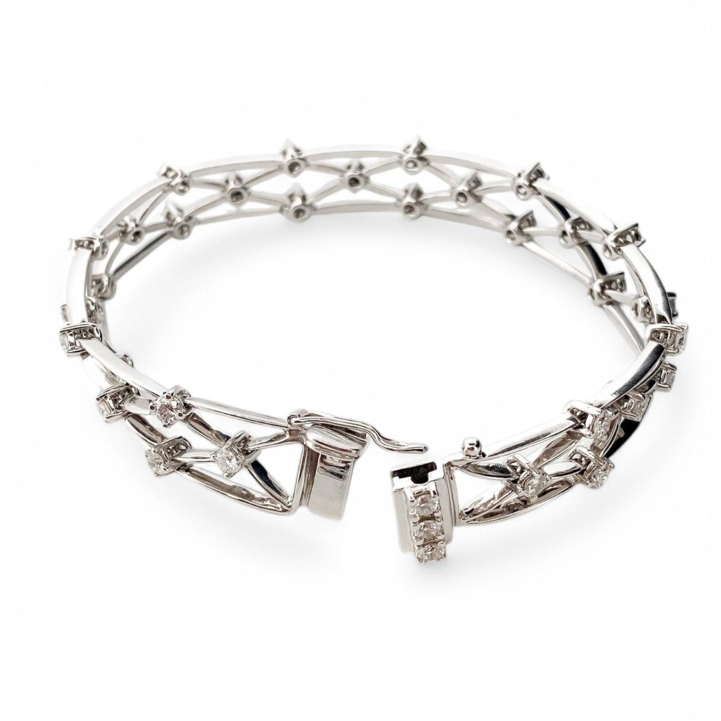 Comprar pulsera con formas geométricas realizada en oro blanco de 18kt con diamantes talla brillante. Joyas con diamantes baratas en Barcelona. Envío gratis.