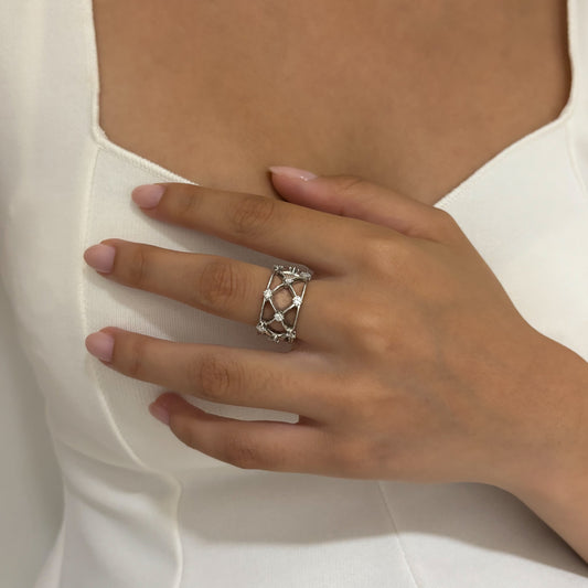 Anillo de oro blanco de 18kt en red con 18 diamantes talla brillante en cada cruce. Una pieza de alta joyería de una prestigiosa joyeria de lujo de Barcelona, Ramón Joiers.