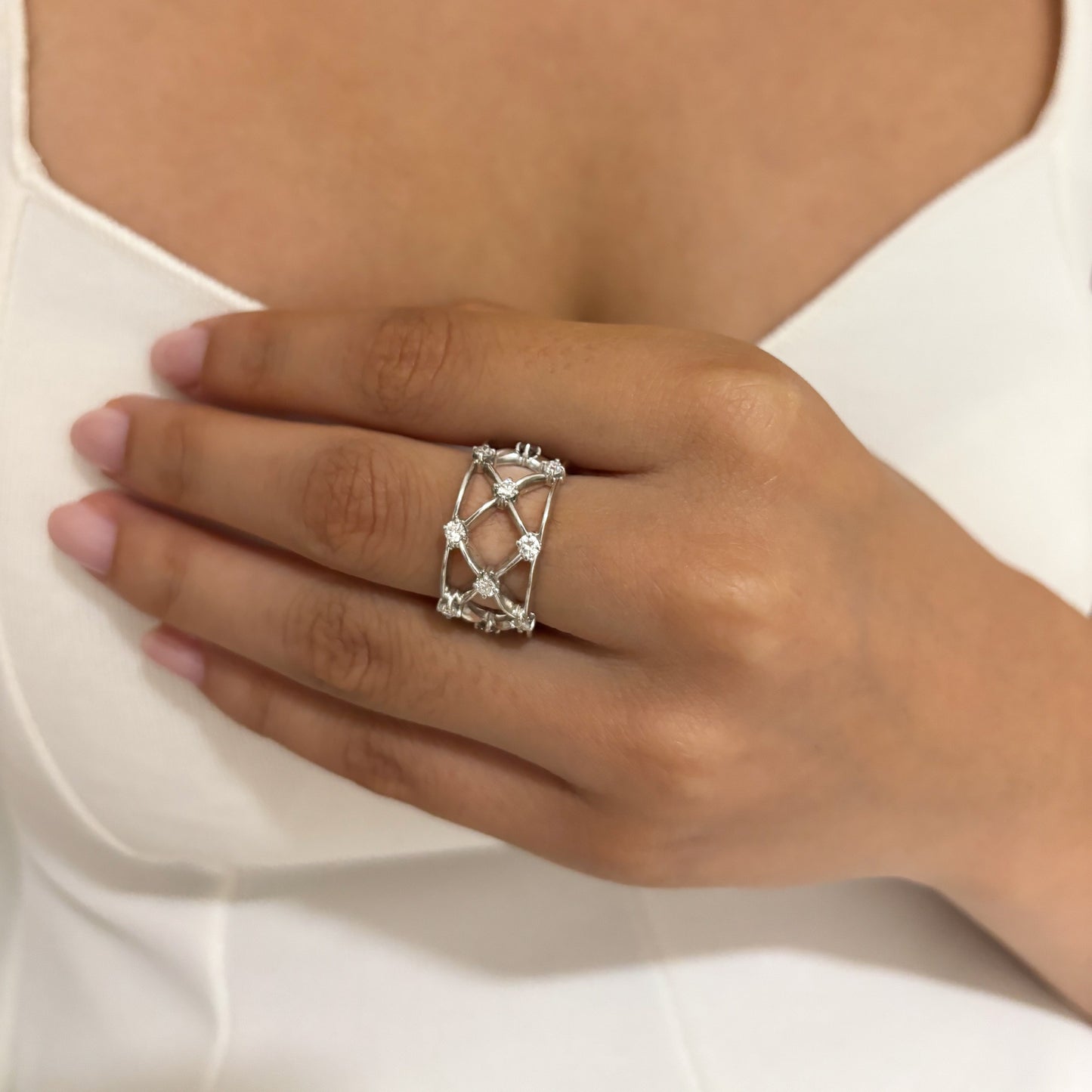 Anillo de oro blanco de 18kt en red con 18 diamantes talla brillante en cada cruce. Una pieza de alta joyería de una prestigiosa joyeria de lujo de Barcelona, Ramón Joiers.