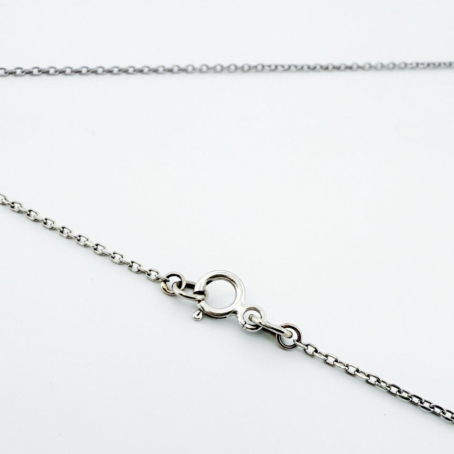 Comprar colgante en oro blanco de 18kt en forma de círculos con diamantes negros y blancos. Joyas segunda mano. Joyería Ian'Or.