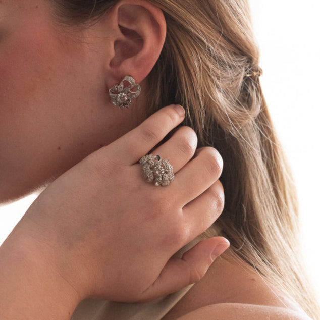 Comprar anillo antiguo en oro amarillo de 18kt con un brillante central y pequeños diamantes talla antigua engastados en platino. Joyas vintage segunda mano.