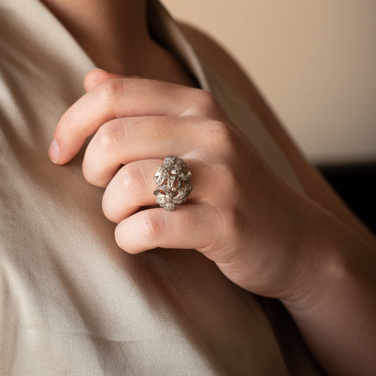 14217GM - Sortija vintage oro de 18kt diamantes y platino