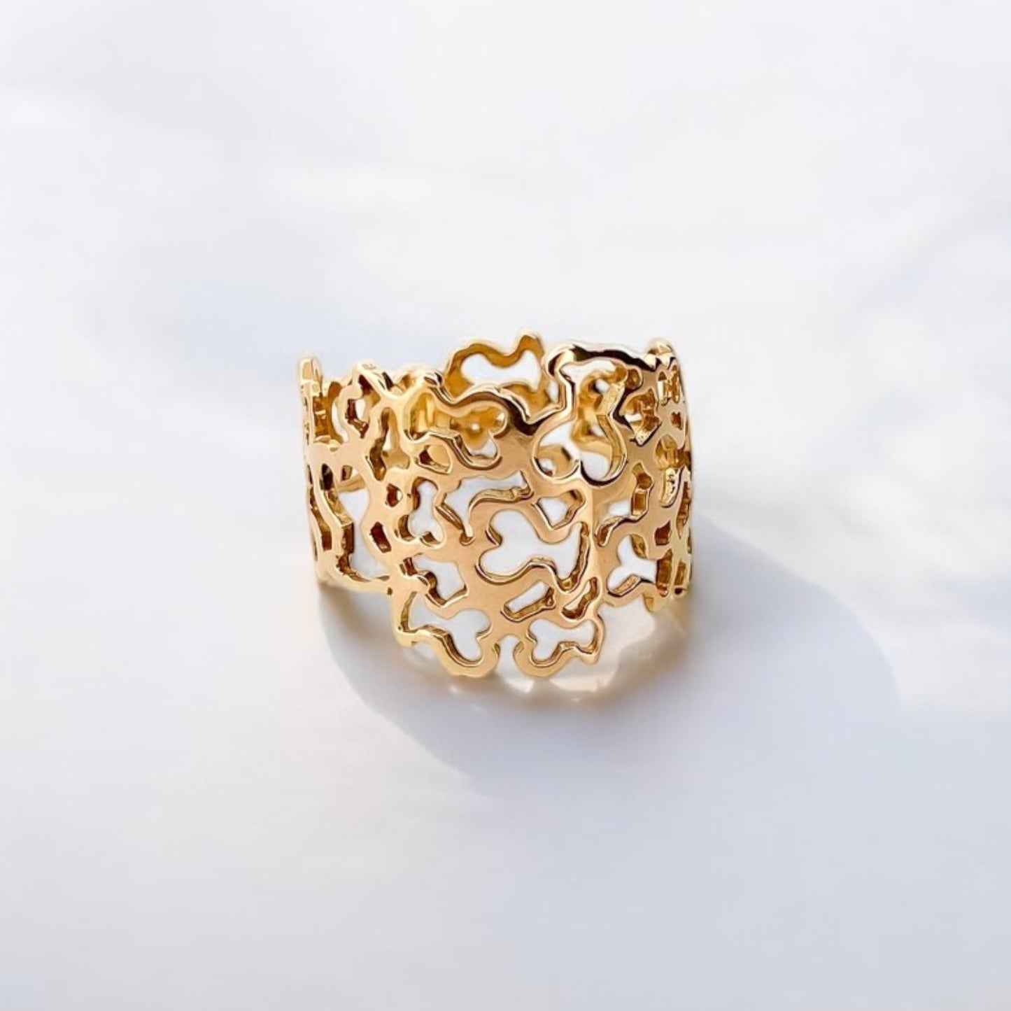 Anillo original de TOUS realizado en oro amarillo de 18kt modelo Milosos con el icónico relieve de los Ositos de Tous. Joyas de Tous de oro baratas en Bcn.