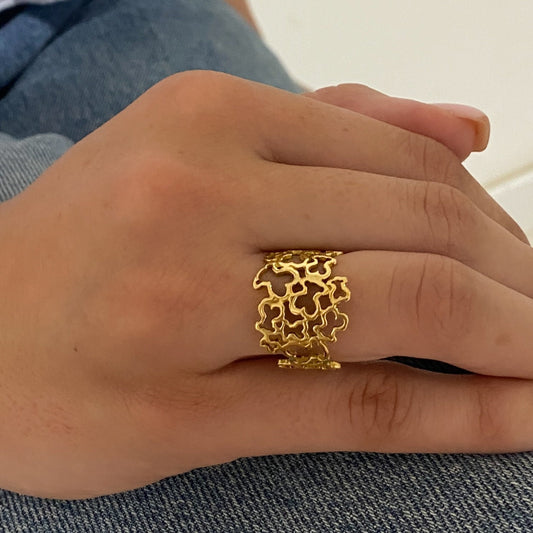 Anillo original de TOUS realizado en oro amarillo de 18kt modelo Milosos con el icónico relieve de los Ositos de Tous. Joyas de Tous de oro baratas en Bcn.