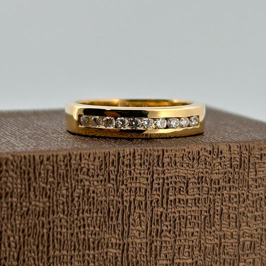 Comprar media alianza de oro amarillo de 18kt con carril de 7 diamantes talla brillante. Joyas de segunda mano. Envío gratis. Anillos de compromiso baratos.