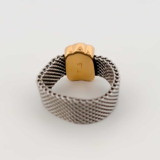 Anillo de Tous realizado con el tejido de malla en acero y botón en oro amarillo de 18k. Joyas segunda mano Tous en Barcelona. Joyas Tous baratas.
