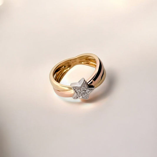 Comprar anillo realizado en oro blanco, rosa y amarillo de 18kt con estrella central con 6 diamantes talla brillante. Joyas de oro 18kt. Joyas baratas.