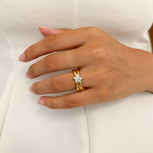 Comprar anillo realizado en oro blanco, rosa y amarillo de 18kt con estrella central con 6 diamantes talla brillante. Joyas de oro 18kt. Joyas baratas.