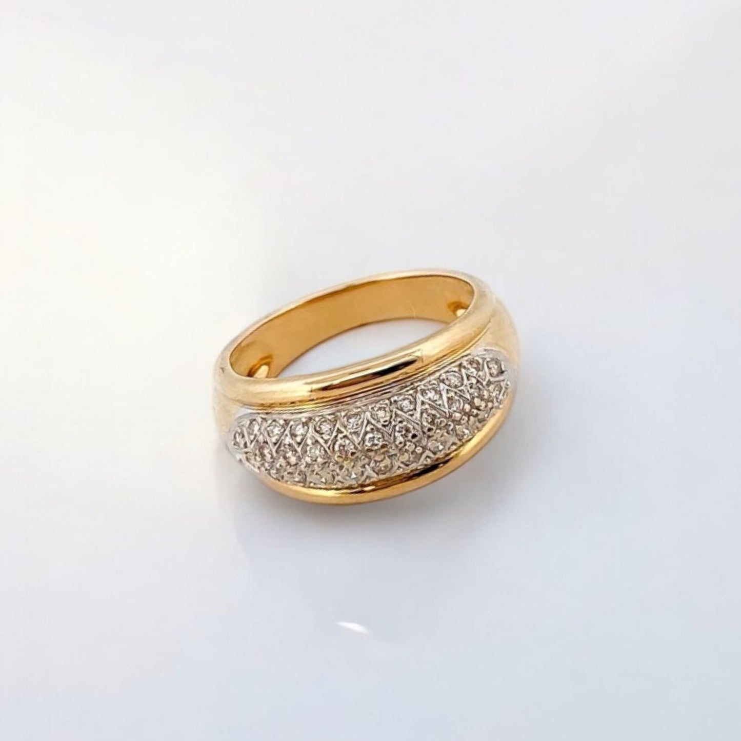 Anillo realizado en oro blanco y amarillo de 18kt con pavé de diamantes. Joyas de segunda mano en Barcelona. Joyería Ian'Or. Envío gratis.