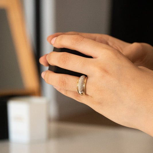 Anillo realizado en oro blanco y amarillo de 18kt con pavé de diamantes. Joyas de segunda mano en Barcelona. Joyería Ian'Or. Envío gratis.