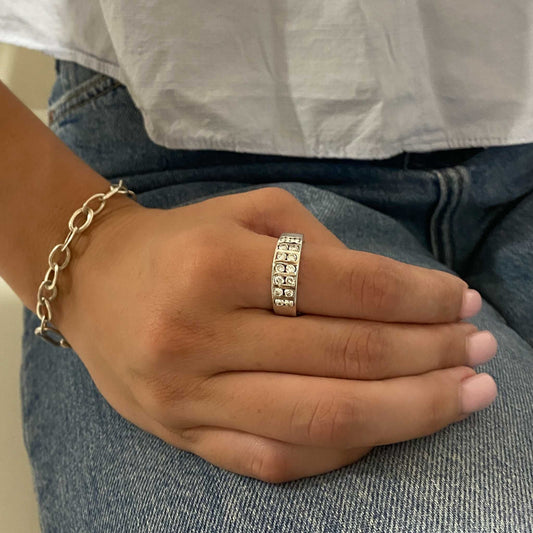 Comprar sortija realizada en oro blanco de 18kt con 7 tiras de diamantes talla brillante intercalados. Joyas de oro 18kt. Joyas con diamantes. Envío gratis.