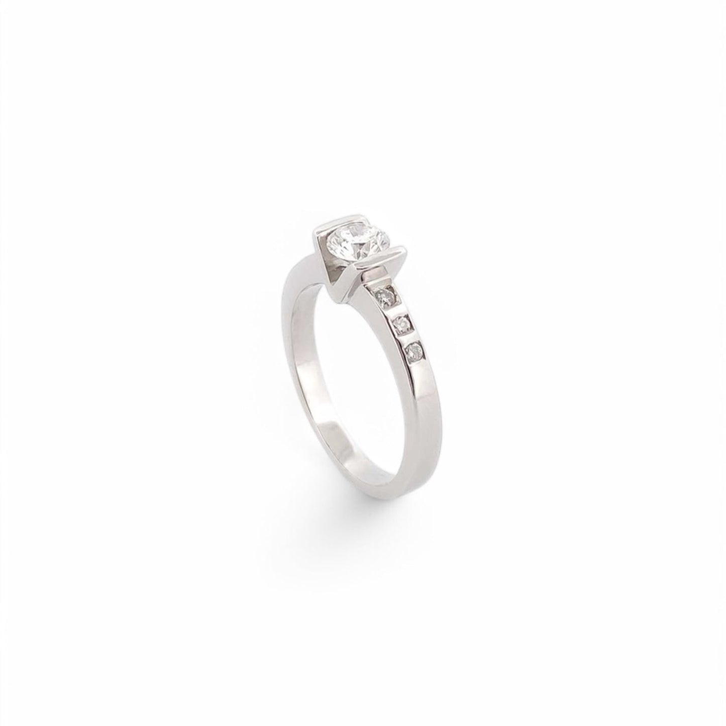 Comprar solitario realizado en oro blanco y diamante central en v y 3 diamantes en cada lado. Joyas de segunda mano baratas. Joyería Ian'Or. Envío gratis.