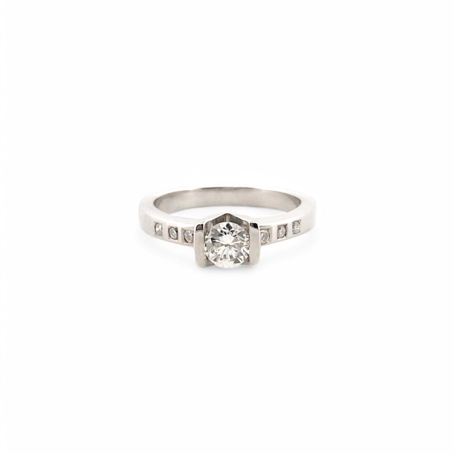Comprar solitario realizado en oro blanco y diamante central en v y 3 diamantes en cada lado. Joyas de segunda mano baratas. Joyería Ian'Or. Envío gratis.