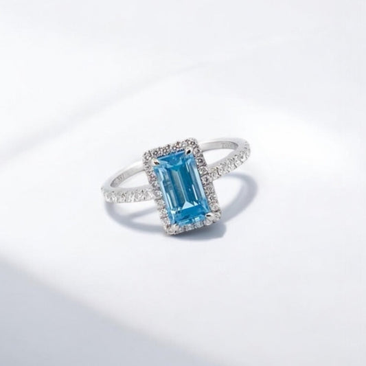 Anillo de la firma Suarez realizado en oro blanco de 18kt con un topacio talla baguette y diamantes talla brillante alrededor. Joyas de segunda mano Ian'Or.