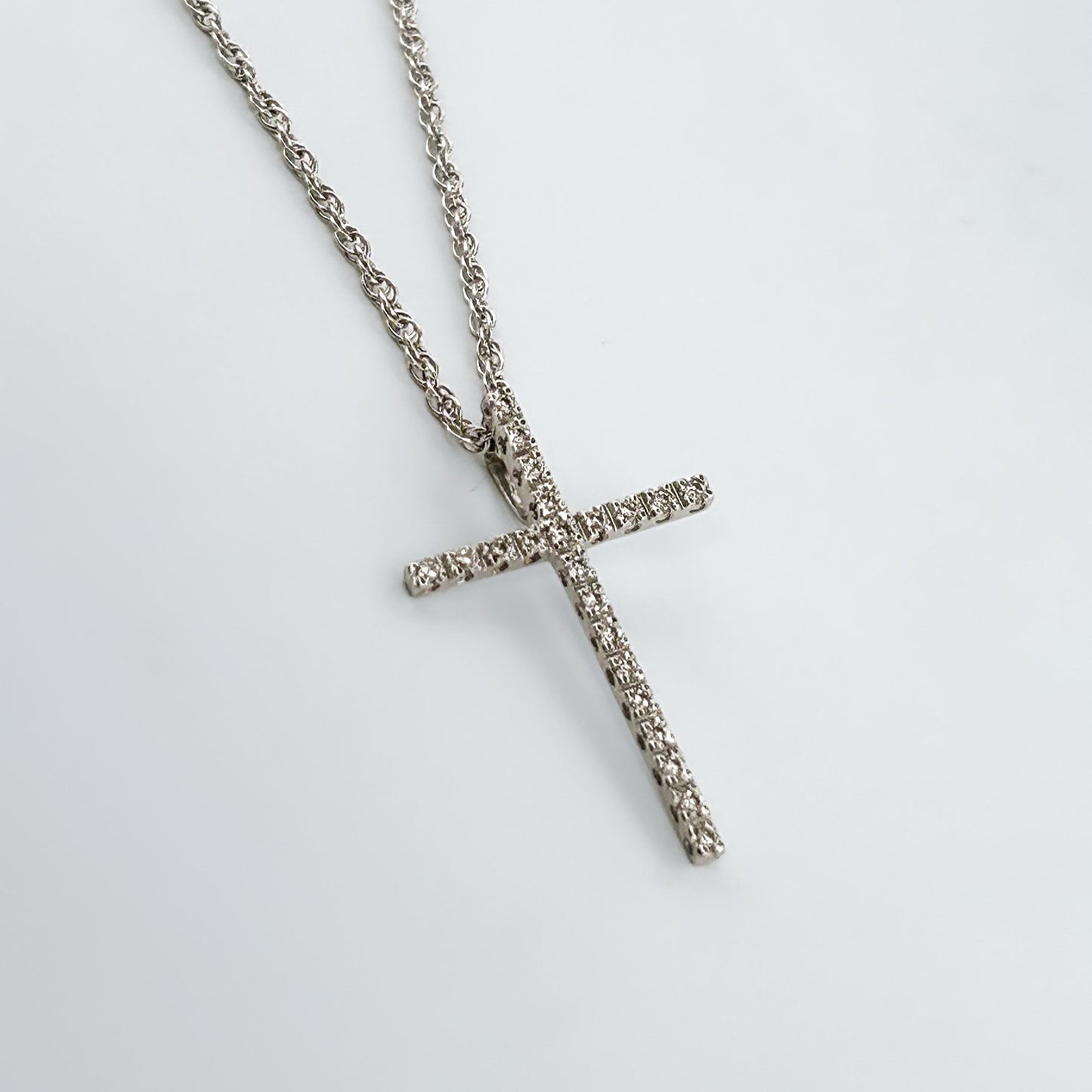 Comprar colgante en oro blanco de 18kt en forma de cruz con un total de 22 diamantes talla brillante. Cierre tipo mosquetón. Joyería Compro Oro Barcelona.