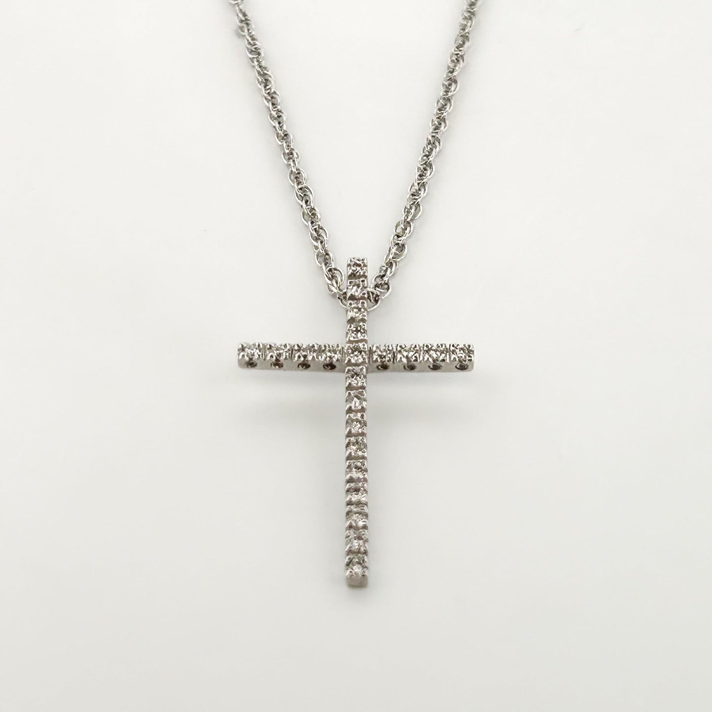 Comprar colgante en oro blanco de 18kt en forma de cruz con un total de 22 diamantes talla brillante. Cierre tipo mosquetón. Joyería Compro Oro Barcelona.