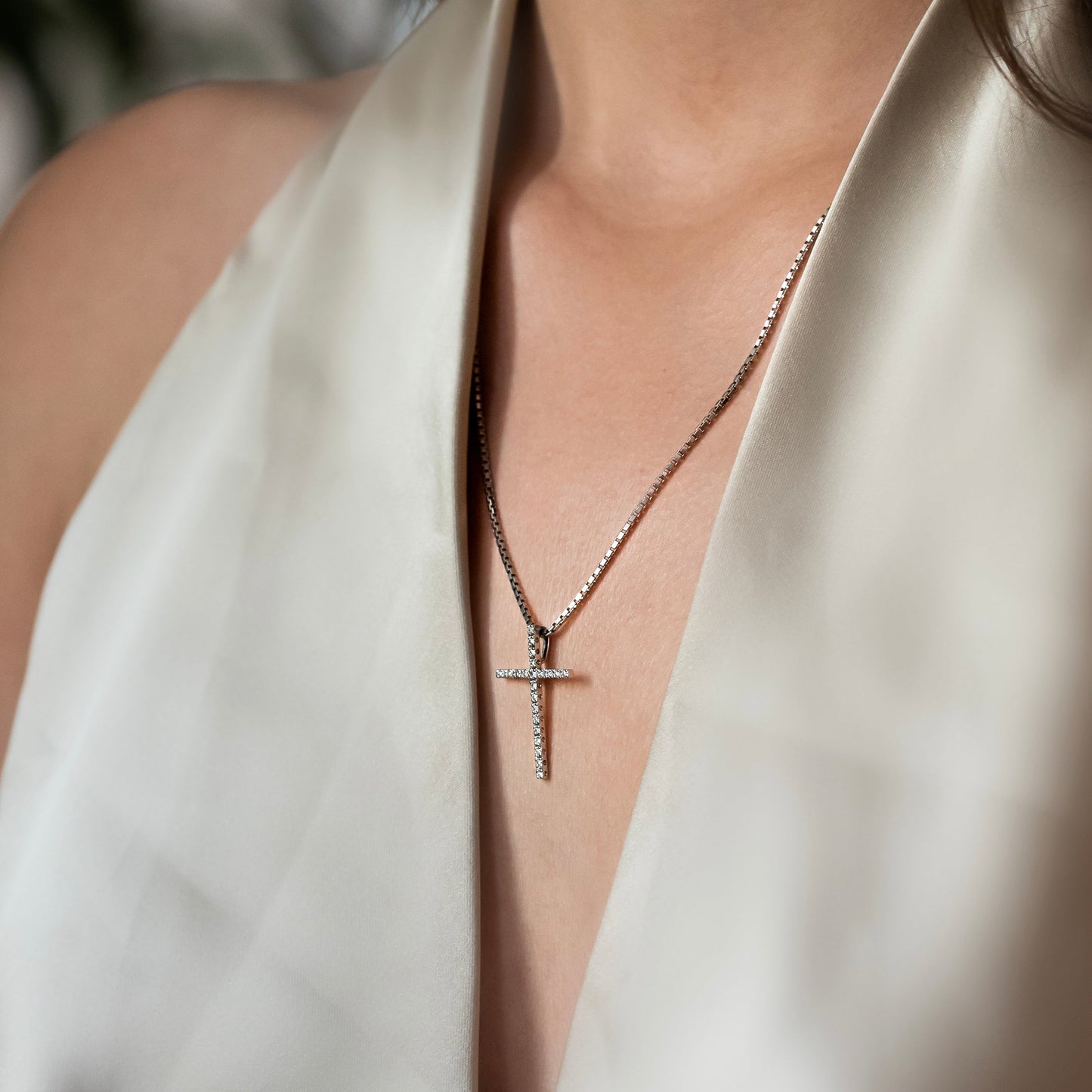 Comprar colgante en oro blanco de 18kt en forma de cruz con un total de 22 diamantes talla brillante. Cierre tipo mosquetón. Joyería Compro Oro Barcelona.