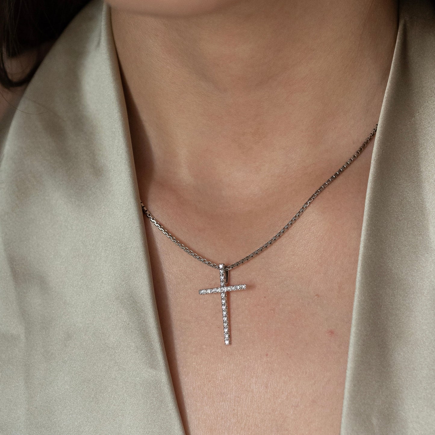 Comprar colgante en oro blanco de 18kt en forma de cruz con un total de 22 diamantes talla brillante. Cierre tipo mosquetón. Joyería Compro Oro Barcelona.