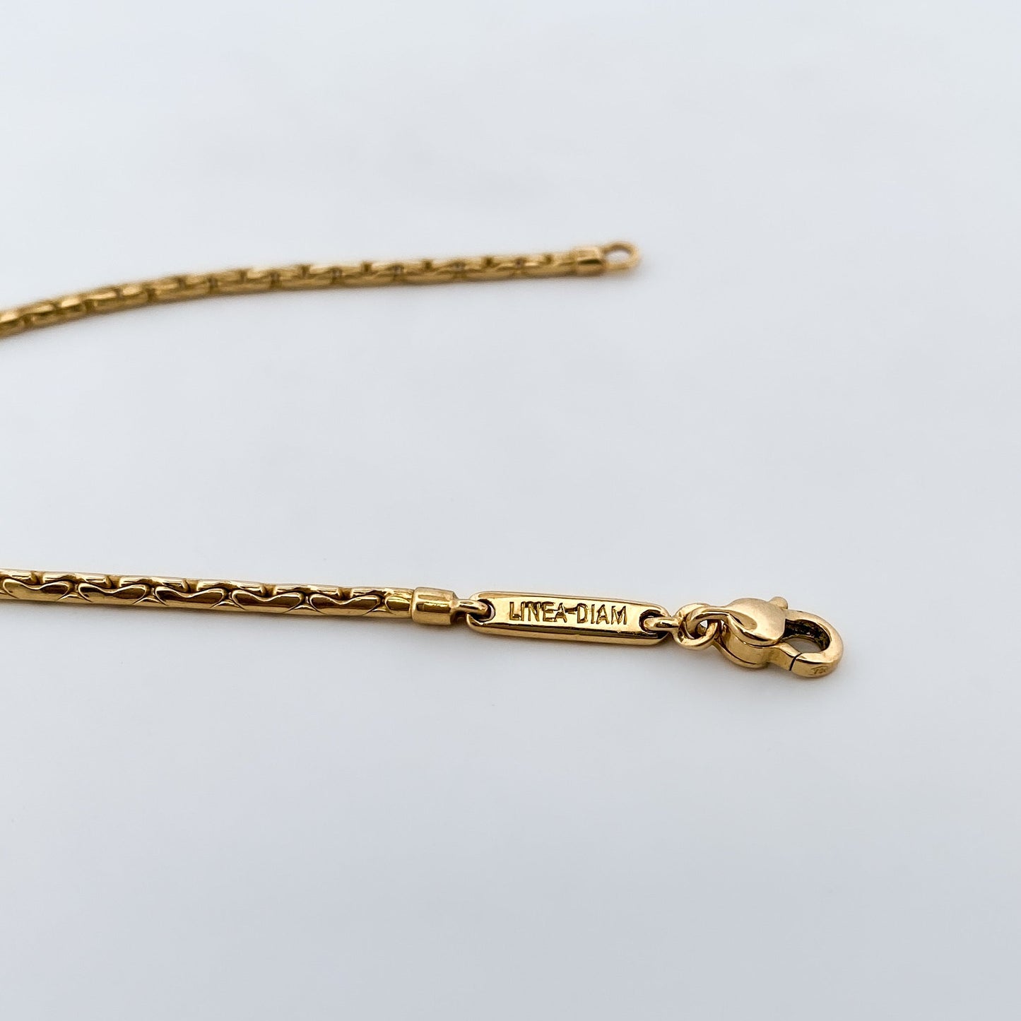 Comprar cadena tipo cordón semirrígido de oro amarillo de 18kt, de 43cm con cierre tipo mosquetón. Envío GRATIS. Cadenas de oro baratas.