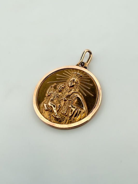 Colgante medalla tipo escapulario realizado en oro amarillo de 18kt con grabado de la Virgen del Carmen y el corazón de Jesús. Joyería Ian'Or.