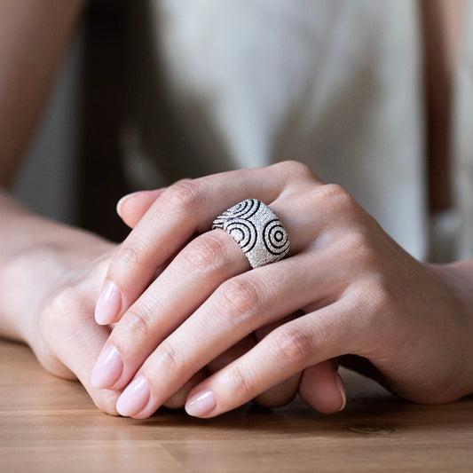 Comprar anillo ancho de oro blanco de 18kt con pavé de diamantes en la parte central. Joyería de segunda mano en Barcelona. Envío gratis. Joyería Ian'Or.