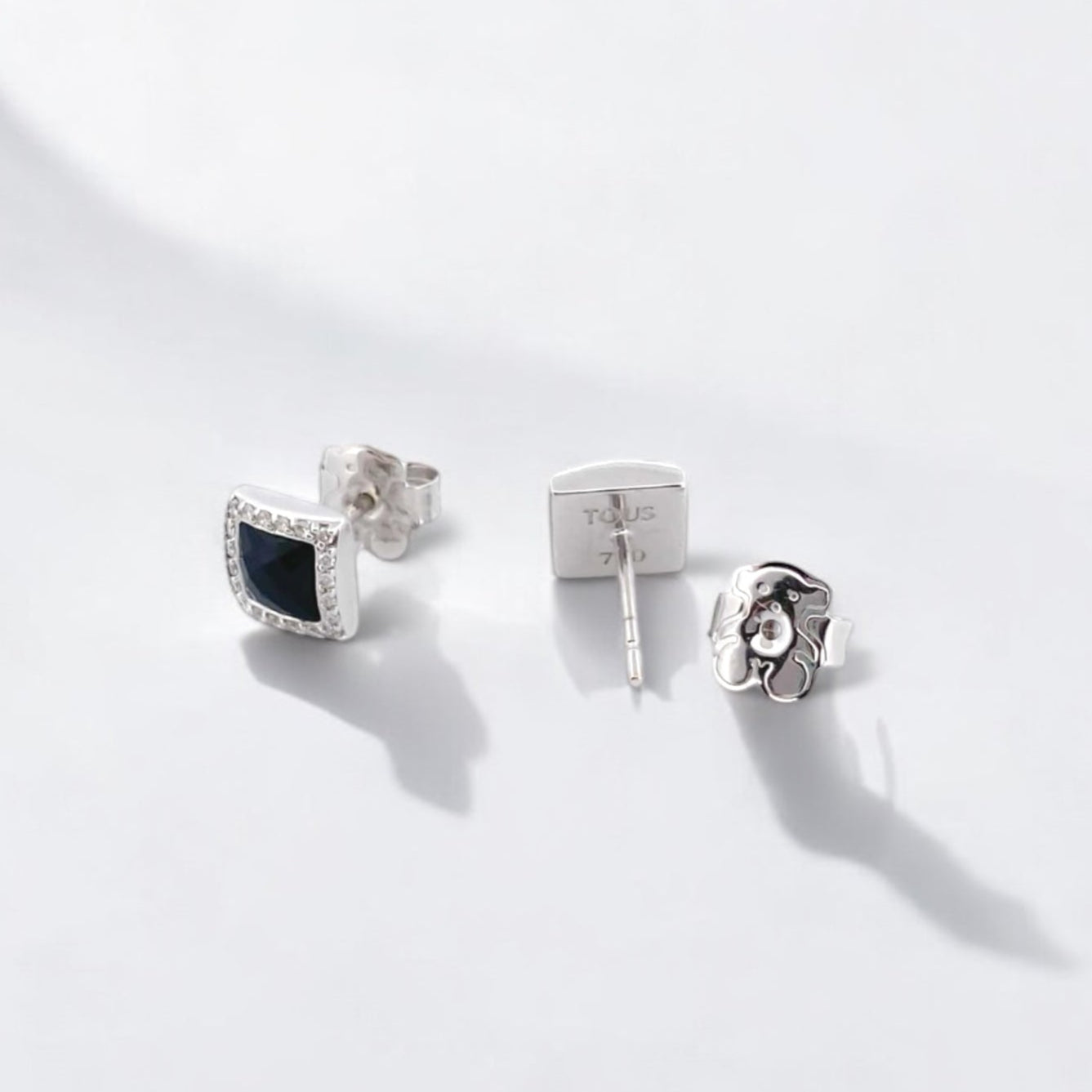 Comprar pendientes realizados en oro blanco de 18kt originales de la firma TOUS con ónix guardado y diamantes talla brillante alrededor. Joyas Tous restauradas.