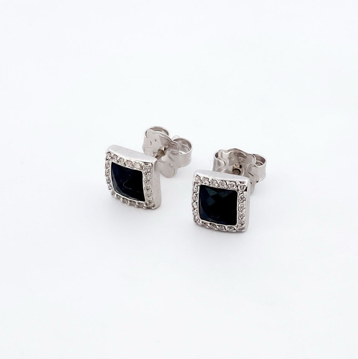 Comprar pendientes realizados en oro blanco de 18kt originales de la firma TOUS con ónix guardado y diamantes talla brillante alrededor. Joyas Tous restauradas.