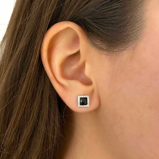 Comprar pendientes realizados en oro blanco de 18kt originales de la firma TOUS con ónix guardado y diamantes talla brillante alrededor. Joyas Tous restauradas.