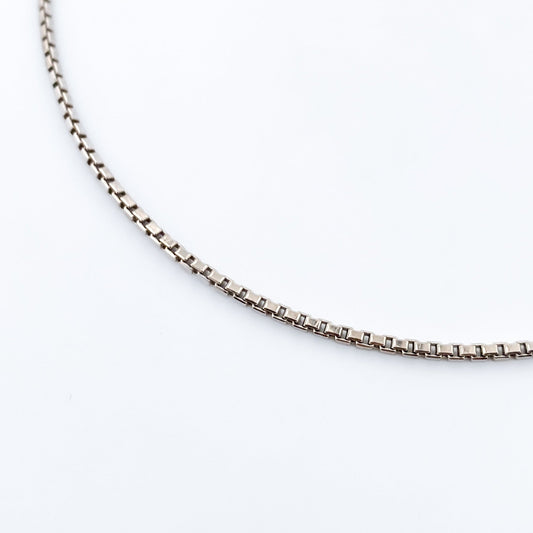 Comprar cadena tipo veneciana de oro blanco de 18kt. Esta cadena dispone de cierre tipo reasa. Venta de joyas de lujo restauradas al mejor precio. Envío GRATIS.