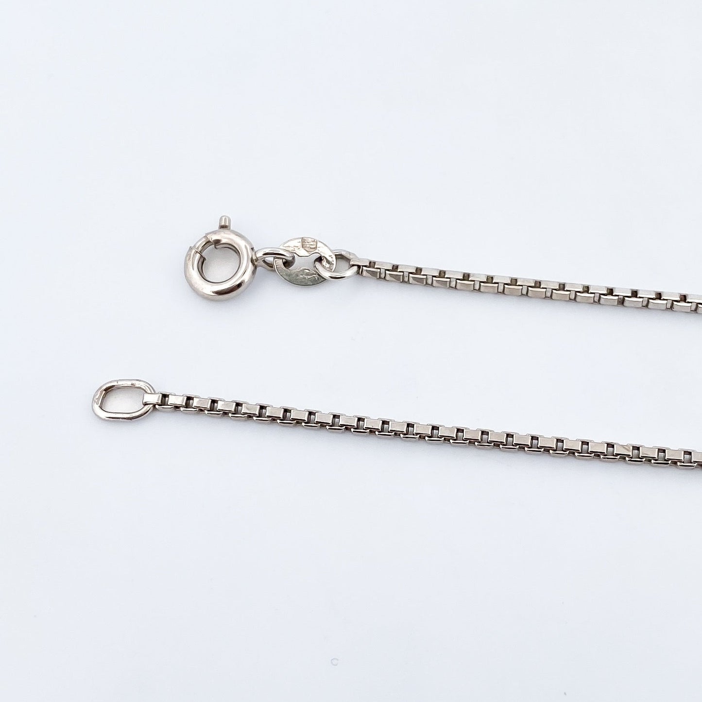 Comprar cadena tipo veneciana de oro blanco de 18kt. Esta cadena dispone de cierre tipo reasa. Venta de joyas de lujo restauradas al mejor precio. Envío GRATIS.