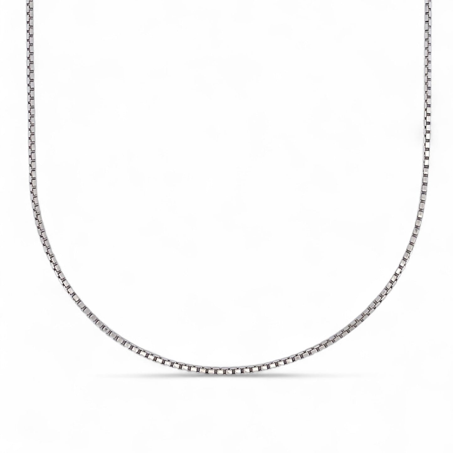 Comprar cadena tipo veneciana de oro blanco de 18kt. Esta cadena dispone de cierre tipo reasa. Venta de joyas de lujo restauradas al mejor precio. Envío GRATIS.
