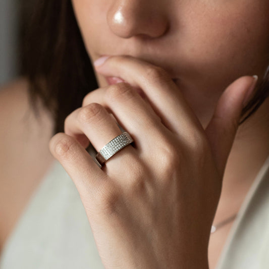 Comprar anillo realizado en oro blanco de 18kt con pavé de diamantes talla brillante. Joyas de segunda mano restauradas. Joyería Ian'Or. Envío gratis.